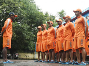 रविवार, 3 दिसंबर, 2023 को चक्रवात मिचौंग के मद्देनजर चेन्नई के बाहरी इलाके में राष्ट्रीय आपदा बचाव बल (एनडीआरएफ) के जवान तैयार हैं।